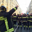 Corteo Torino, pompieri in piazza con fumogeni e petardi 03