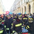 Corteo Torino, pompieri in piazza con fumogeni e petardi 04