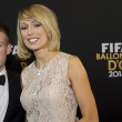 Stephanie Roche, Cristiano Ronaldo e Messi le guardano le gambe... 03