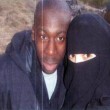 Hayat Boumeddiene e Amedy Coulibaly in posa con la balestra FOTO