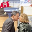 Mario Draghi bacia la moglie al supermercato: