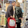 Mario Draghi bacia la moglie al supermercato:02