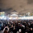 Pino Daniele, funerali Napoli: folla canta in piazza Plebiscito3