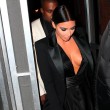 Kim Kardashian a New York con l'abito scollato: seno ben in vista10