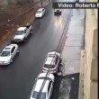 VIDEO YouTube: suv pattina sulla strada ghiacciata evitando le auto parcheggiate