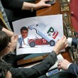 Renzi "meccanico" che mostra furgone con stemma Dc3