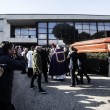 Pino Daniele, funerali Roma: lungo applauso accoglie feretro in chiesa 12