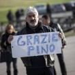 Pino Daniele, funerali Roma: lungo applauso accoglie feretro in chiesa 3