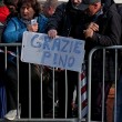 Pino Daniele, funerali Roma: lungo applauso accoglie feretro in chiesa 08