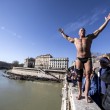 Capodanno: Mister Ok sfida si tuffa nel Tevere a Roma 02