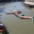 Capodanno: Mister Ok sfida si tuffa nel Tevere a Roma 07