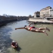 Capodanno: Mister Ok sfida si tuffa nel Tevere a Roma 08