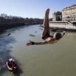 Capodanno: Mister Ok sfida si tuffa nel Tevere a Roma 09