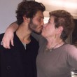 Stefano De Martino, bacio in bocca a Mara Maionchi FOTO