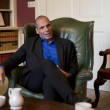 Yanis Varoufakis, il tour europeo senza cravatta del ministro delle Finanze greco09