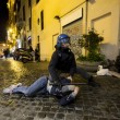 Roma, scontri tra tifosi del Feyenoord e la polizia a Campo de' Fiori FOTO 5