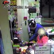 Bari, sorvegliato speciale rapina supermercato con pistola e casco