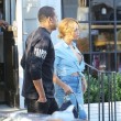 Beyonce passeggia senza reggiseno a West Hollywood16