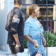 Beyonce passeggia senza reggiseno a West Hollywood12