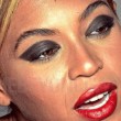 Beyoncé con i brufoli: subito rimosse le immagini non "photoshoppate" della star04