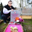 Mamma addobba bara figlia con neon e ghiaia rosa. Cimitero ordina rimozione