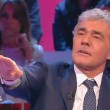 Massimo Giletti litiga con Mario Capanna e scaraventa libro a terra