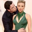 John Travolta, parrucchino e gaffe con Scarlett Johansson agli Oscar 2015