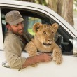 Sydney, guardiano parco naturale insegna a cucciolo di leone a nuotare03