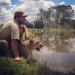 Sydney, guardiano parco naturale insegna a cucciolo di leone a nuotare04