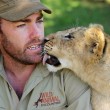 Sydney, guardiano parco naturale insegna a cucciolo di leone a nuotare05