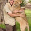 Sydney, guardiano parco naturale insegna a cucciolo di leone a nuotare06