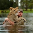 Sydney, guardiano parco naturale insegna a cucciolo di leone a nuotare