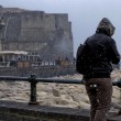 Napoli, fiocchi di neve in centro: FOTO