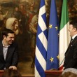 Renzi regala una cravatta a Tspiras. Lui risponde con un cd FOTO