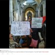 movimenti occupano chiesa piazza del Popolo, trascinati fuori 05