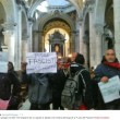 movimenti occupano chiesa piazza del Popolo, trascinati fuori 04
