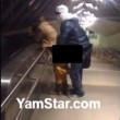 Coppia fa sesso in metro con in braccio il bambino 02