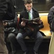 Ragazzi sexy che leggono in metro: FOTO spopolano su Instagram