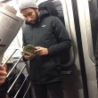Ragazzi sexy che leggono in metro: FOTO spopolano su Instagram 11