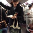 Ragazzi sexy che leggono in metro: FOTO spopolano su Instagram 14