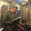 Ragazzi sexy che leggono in metro: FOTO spopolano su Instagram 2