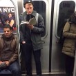 Ragazzi sexy che leggono in metro: FOTO spopolano su Instagram 3