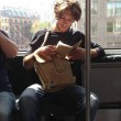Ragazzi sexy che leggono in metro: FOTO spopolano su Instagram4