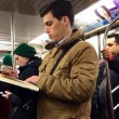 Ragazzi sexy che leggono in metro: FOTO spopolano su Instagram 5