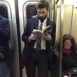 Ragazzi sexy che leggono in metro: FOTO spopolano su Instagram 12