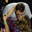 Super Bowl, New England Patriots vincono: Tom Brady bacia Gisele Bundchen03