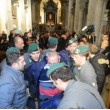 movimenti occupano chiesa piazza del Popolo, trascinati fuori