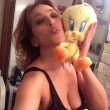 Barbara D'Urso, seno in vista e peluche di Titti