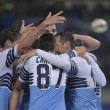 Lo stesso copione del primo tempo si ripete nella ripresa. Le formazioni in campo si affrontano a viso aperto, anche se rispetto ai primi 45' è il Napoli a fare maggiormente la partita. Al 5' sugli sviluppi di un calcio d'angolo David Lopez colpisce in pieno la traversa, tre minuti dopo è Berisha con un'ottimo intervento a salvare tutto sulla conclusione di Gabbiadini. Il forcing dei partenopei prosegue e dà i suoi frutti al 12', quando Mertens con un lancio illuminante manda Higuain davanti a Berisha. L'argentino si allarga, salta il portiere e crossa sul palo opposto per Gabbiadini, che sbuca alle spalle di tutti e realizza da due passi a porta vuota il più facile dei gol, confermando l'ottima vena realizzativa. I biancocelesti provano a scuotersi con Klose, che tenta un potente tiro da fuori deviato in calcio d'angolo da Andujar. Dopo un'ora abbondante giocata su ritmi alti nel finale, complice un po' di nervosismo, le squadre in campo calano vistosamente e pensano più a non subire una rete che potrebbe rivelarsi molto pesante in vista della partita di ritorno. Le sostituzioni di Pioli e Benitez (Keita da un lato, Callejon e Hamsik dall'altro) non cambiano il volto della gara. Mauricio di testa sugli sviluppi di un calcio d'angolo manda a lato, in pieno recupero il rasoterra da fuori area di Inler trova la deviazione di Berisha. La partita termina così con un giusto 1-1 che rinvia ogni discorso qualificazione alla gara di ritorno.