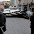 Napoli, vento forte: albero su edicola, tettoia precipita in strada 10